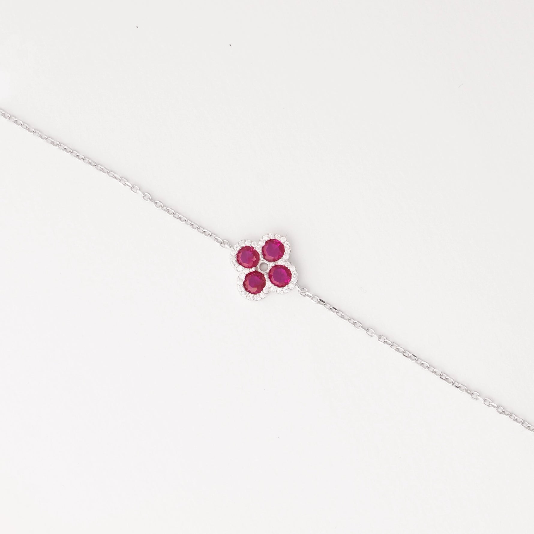 Add a touch of charm with the Rose Red Clover Bracelet, crafted in fine silver and sparkling zircon stones. This delicate bracelet features a beautiful four-leaf clover design, symbolizing luck and positivity.