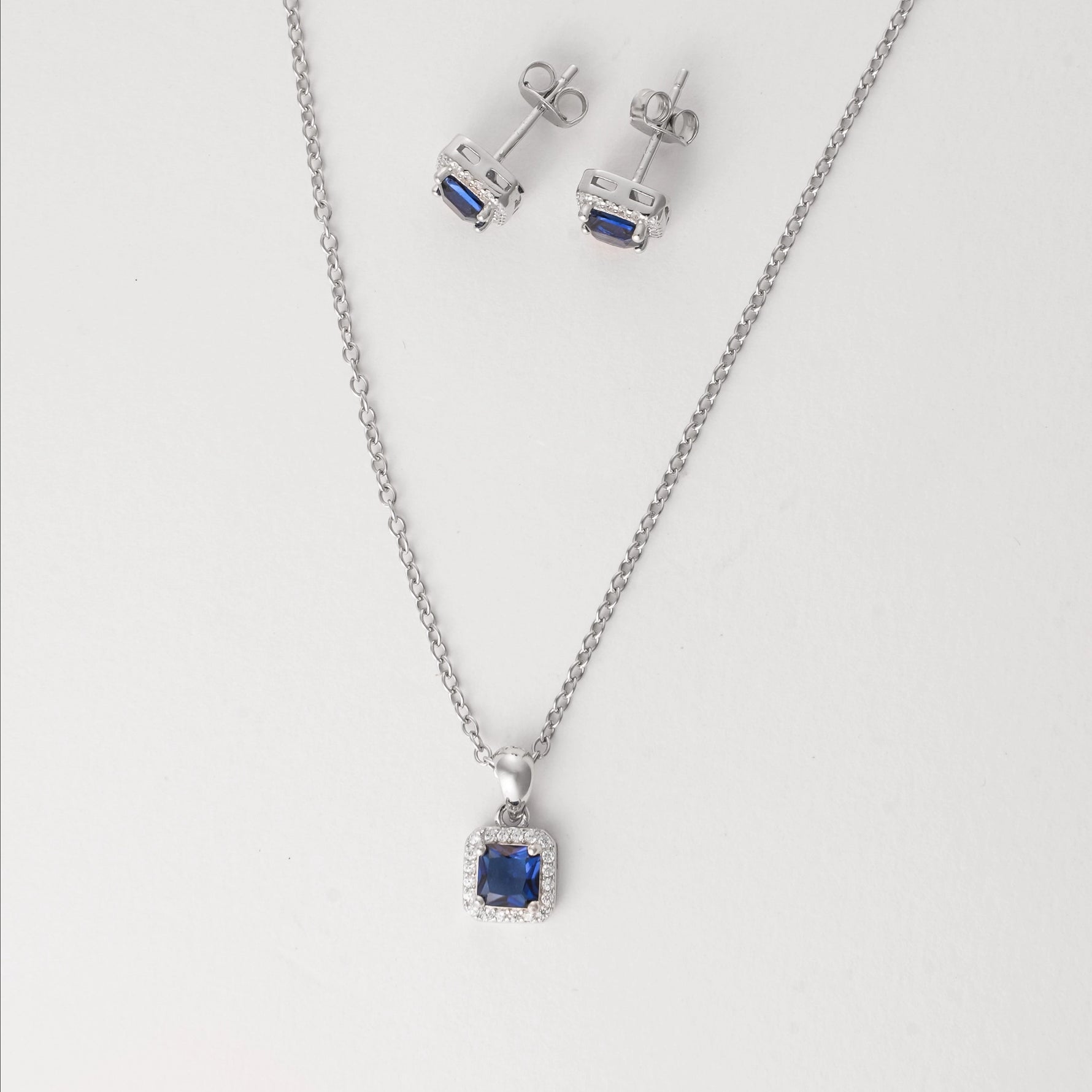 The Royal Elegance Half Set brings a graceful glow to any look. Made from fine silver, this stylish duo features a rich blue crystal at the center, surrounded by bright zircon stones that add just the right amount of sparkle.