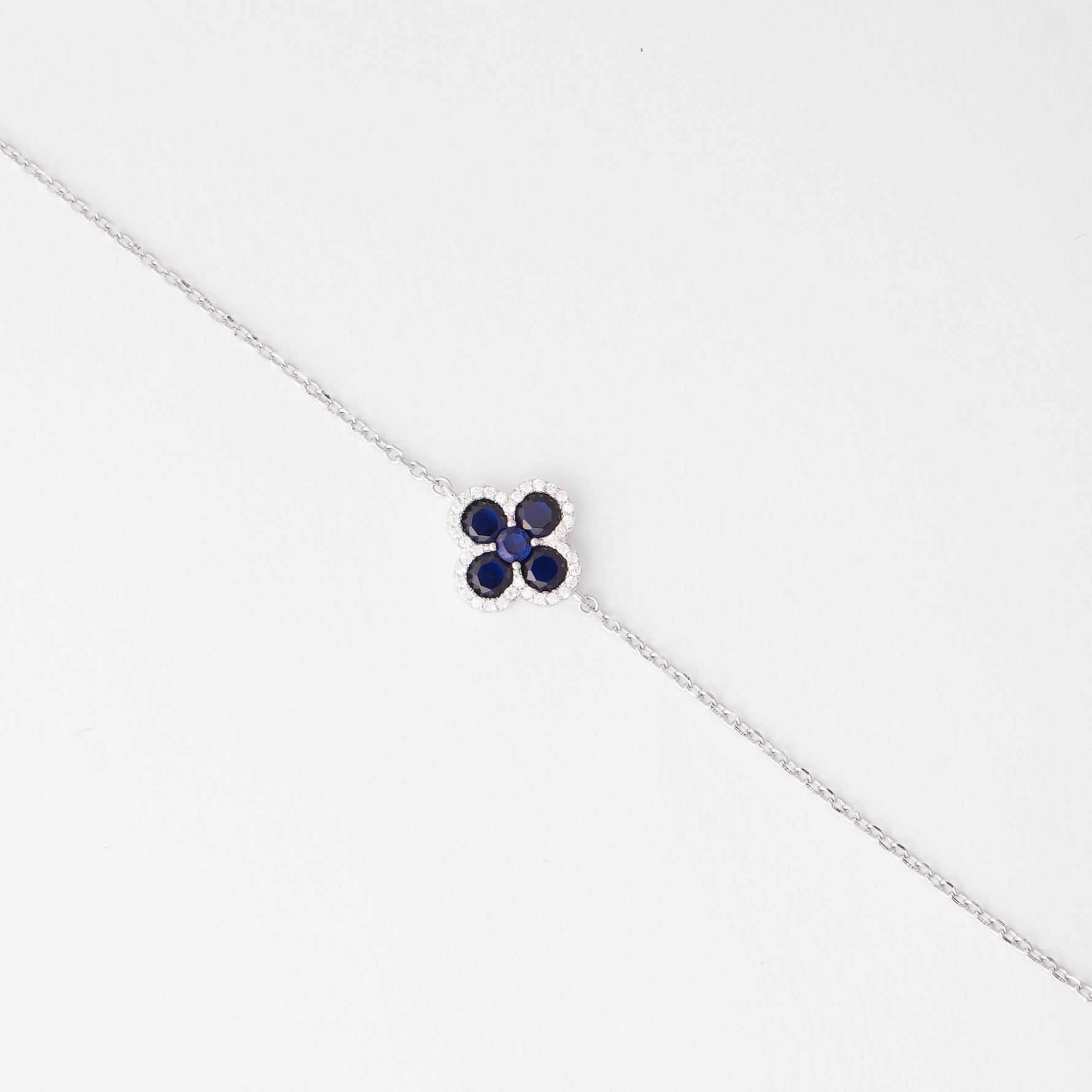 Add a touch of charm with the Blue Clover Bracelet, crafted in fine silver and sparkling zircon stones. This delicate bracelet features a beautiful four-leaf clover design, symbolizing luck and positivity.