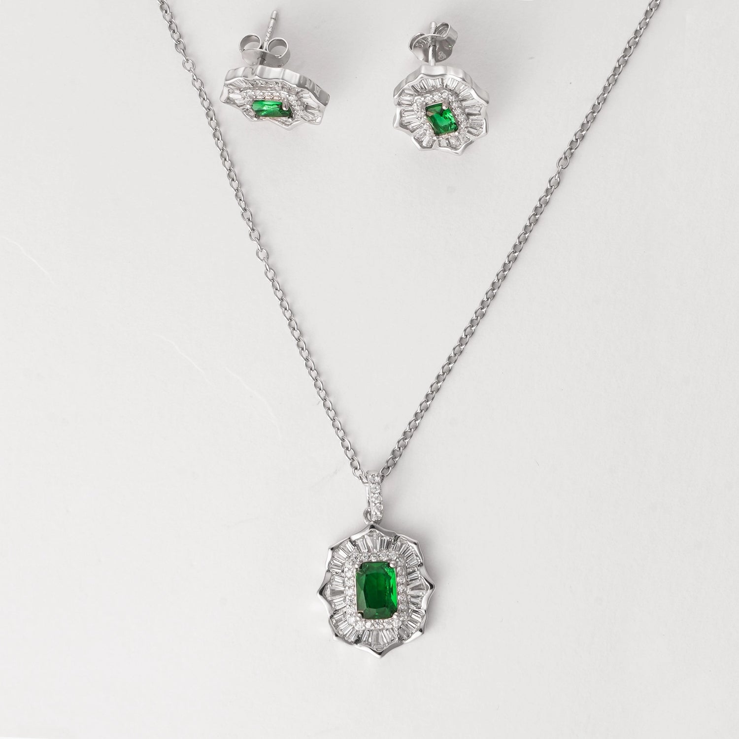 Designed for comfort and confidence, this Emerald Crown Half Set brings a fresh, uplifting vibe wherever you go.&nbsp;Crafted in fine silver, the set features a stunning crown-like frame filled with sparkling zircon stones, centered by a vivid green gem.