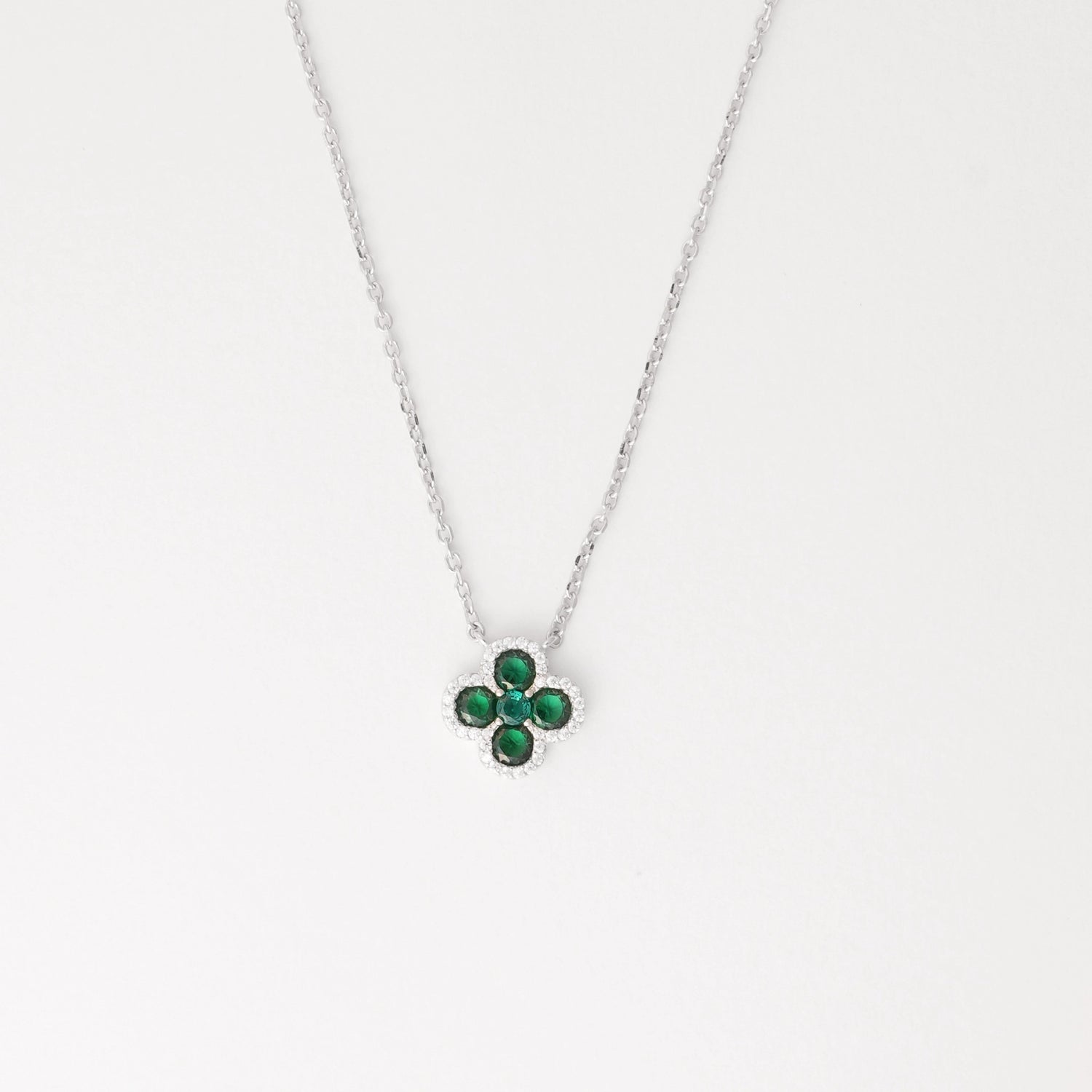 Add a touch of charm with the Green Clover necklace, crafted in fine silver and sparkling zircon stones. This delicate necklace features a beautiful four-leaf clover design, symbolizing luck and positivity.