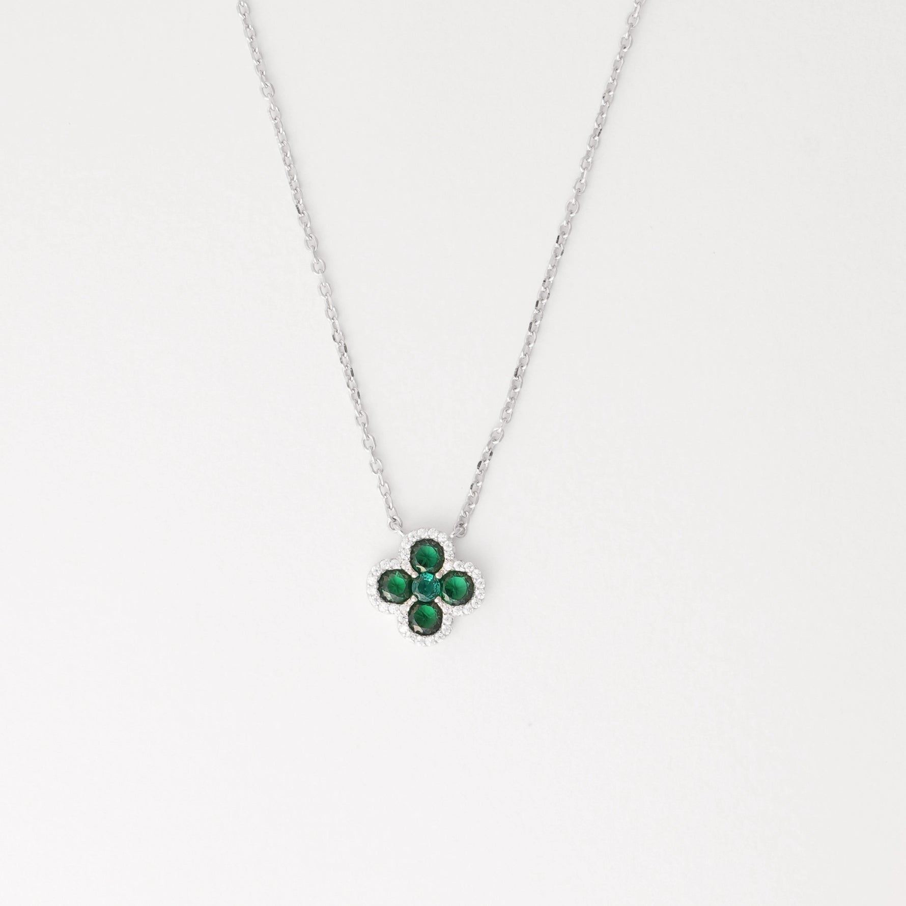 Add a touch of charm with the Green Clover necklace, crafted in fine silver and sparkling zircon stones. This delicate necklace features a beautiful four-leaf clover design, symbolizing luck and positivity.