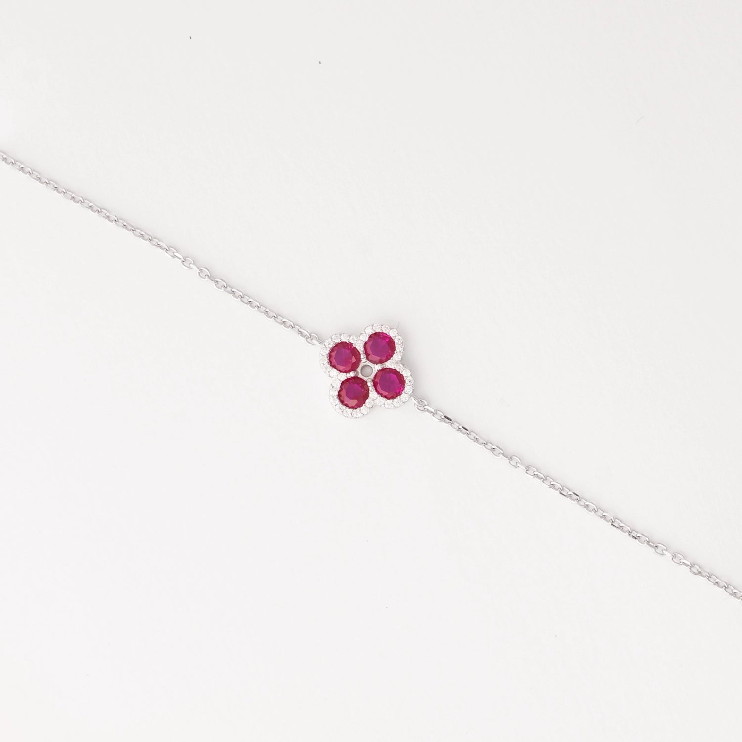 Add a touch of charm with the Rose Red Clover Bracelet, crafted in fine silver and sparkling zircon stones. This delicate bracelet features a beautiful four-leaf clover design, symbolizing luck and positivity. 