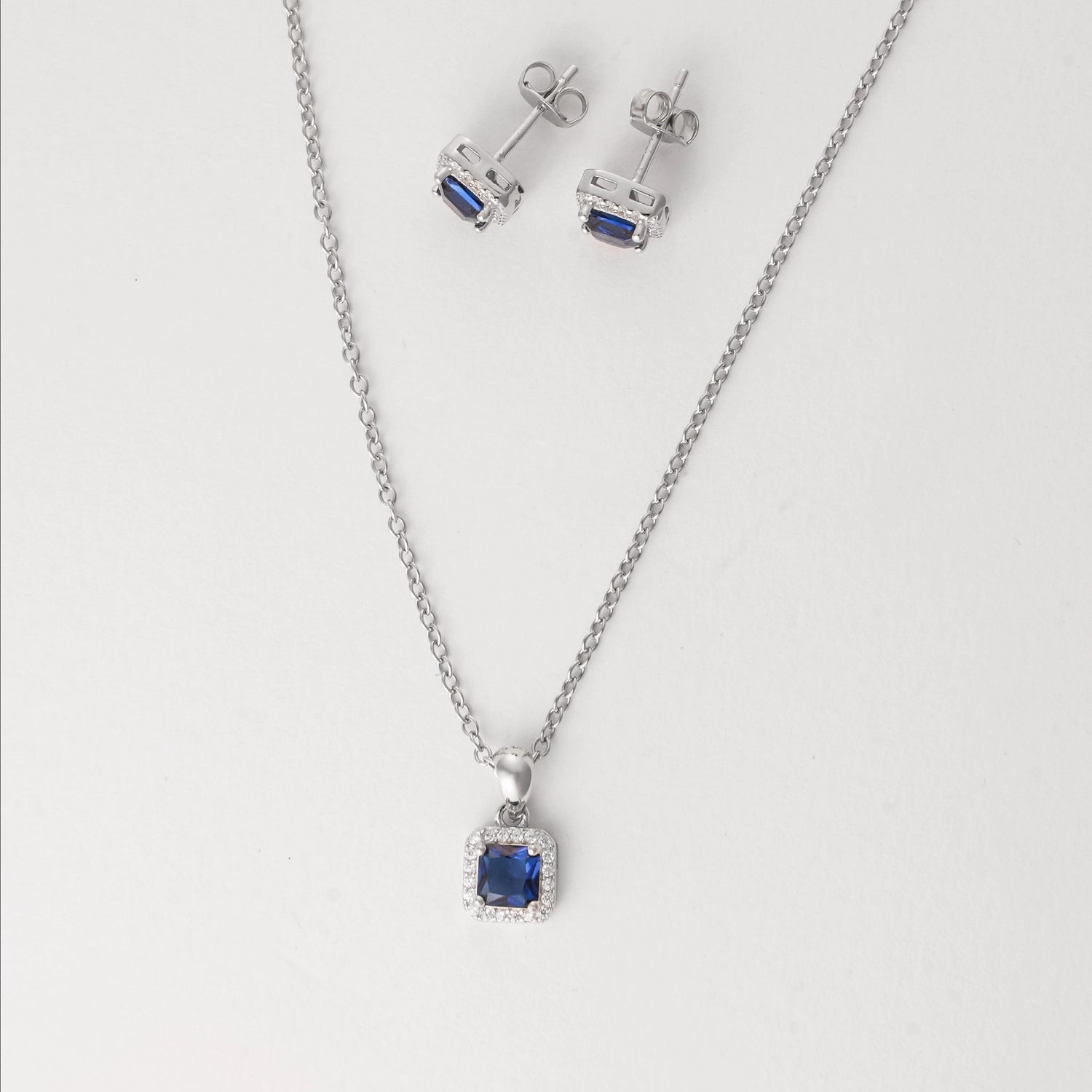 The Royal Elegance Half Set brings a graceful glow to any look. Made from fine silver, this stylish duo features a rich blue crystal at the center, surrounded by bright zircon stones that add just the right amount of sparkle.